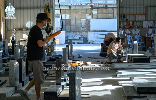 The workers in the Haobo stone factory are working overtime.